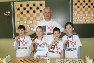 Васенькин и ребята.JPG